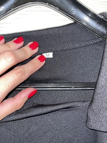 teget odelo zensko: Ženska haljina veličine M, elegantnog i upečatljivog dizajna. Gornji — 2