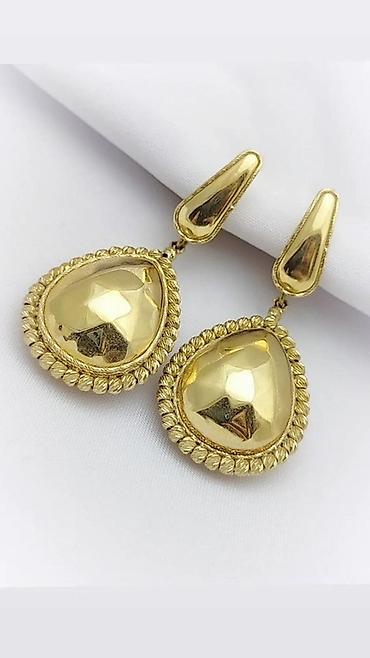 Серьги: Пара элегантных золотистых сережек с английским замком. Каждая сережка — 22