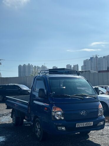 шины 17 размера: Грузовик Hyundai Porter синего цвета. Модель имеет компактный кузов с