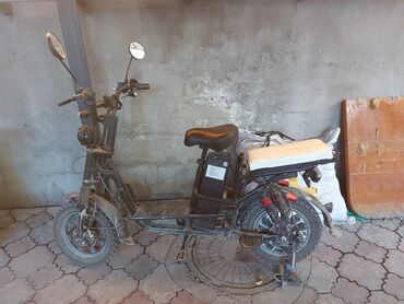 двухместный мопед: Электрический мопед/скутер (кадровый тип «step-through») на 2 колесах