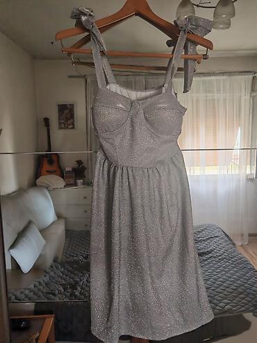 prsluk s: Svečana srebrna haljina sa sjajnim nitima - Model: midi dužina — 1