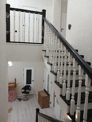 Деревянные лестницы: Деревянная лестница Для дома, Вид дерева: Орех, Форма лестницы: Много-маршевая, Стиль: Классический — 25