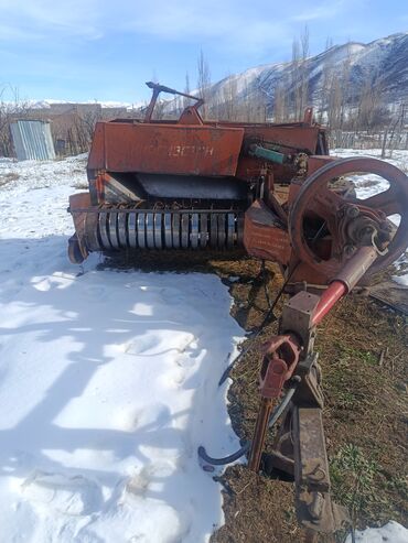 Тракторы ЮМЗ: Трактор колесный с кабиной, класс тяги примерно 1,4–1,5 (визуально — 6