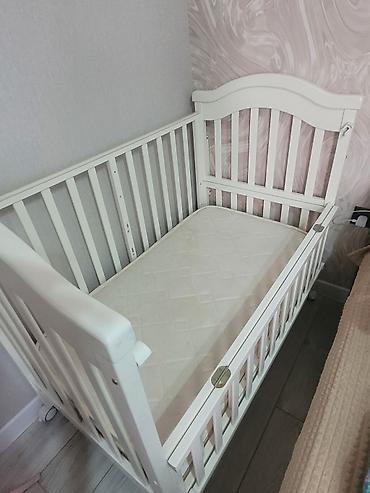 bunk bed: Детская кроватка классическая, цвет белый. Б/у. С одной стороны — 3