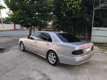 Mercedes-Benz: Mercedes-Benz E 220: 2.2 l | 2002 il Sedan — 9