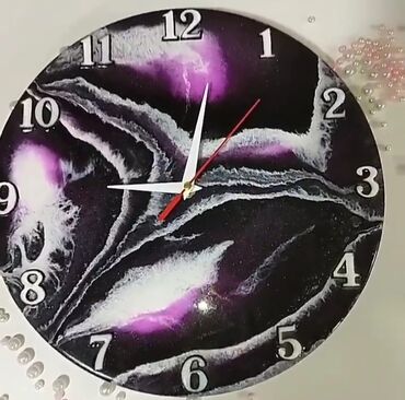 шкаф и настенные книжные полки: Настенные часы, выполненные в технике Resin Art, представляют собой