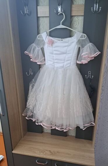 платье белое: Детское платье, цвет - Белый, Б/у