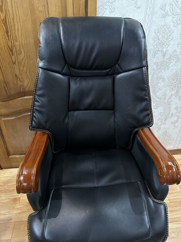 Другое торговое оборудование: Продаю 3 офисных кресло состояние отличное