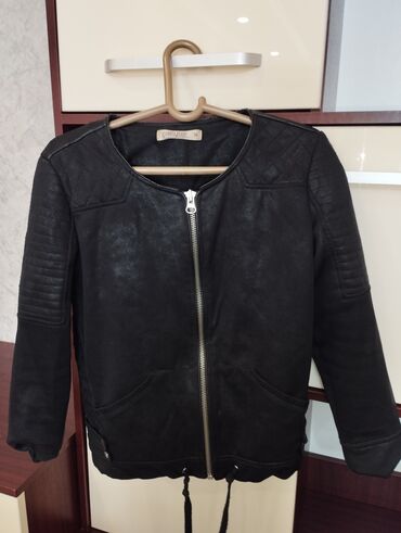 Демисезонные куртки: Продаю 1)осенне-весеннюю подросковую куртку 40-42размер.Синего — 24