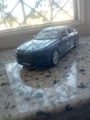 oyuncaq bmw: Mavi rəngli BMW 760 model avtomobil maketi. Real avtomobil dizaynına — 3