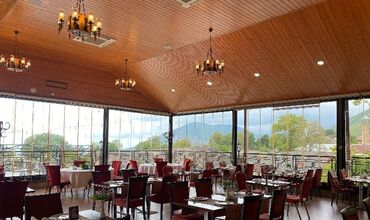 qoç əti qiyməti: Bu restoran dağlara və ətraf mənzərəyə panoramik baxış təklif edən