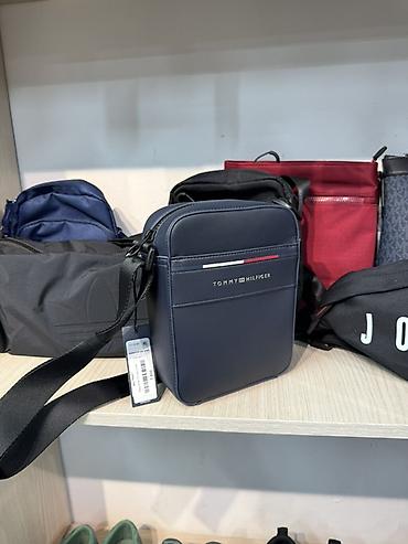 Сумка через плечо Tommy Hilfiger - Формат: компактная вертикальная at lalafo.kg Сумка через плечо Tommy Hilfiger - Формат: компактная вертикальная