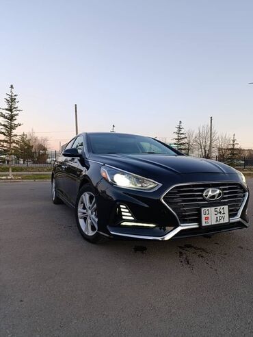 шины шипованные: Седан Hyundai Sonata черного цвета. Автомобиль оснащен хромированной