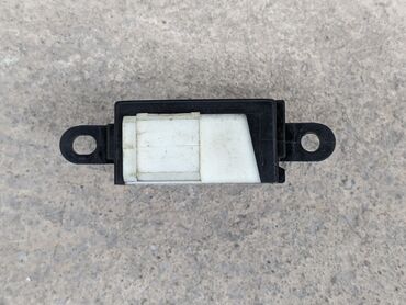 Другие детали салона: Кнопка люка Митсубиси. Оригинал б/у, из Германии, привозной. Подходит — 5