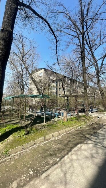 боконбаева квартира: 2 комнаты, 43 м², 104 серия, 1 этаж, Старый ремонт