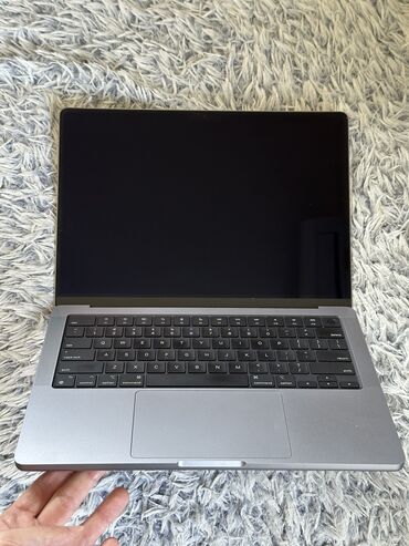 Apple: Apple M3, 8 GB OZU, 14 " — 1