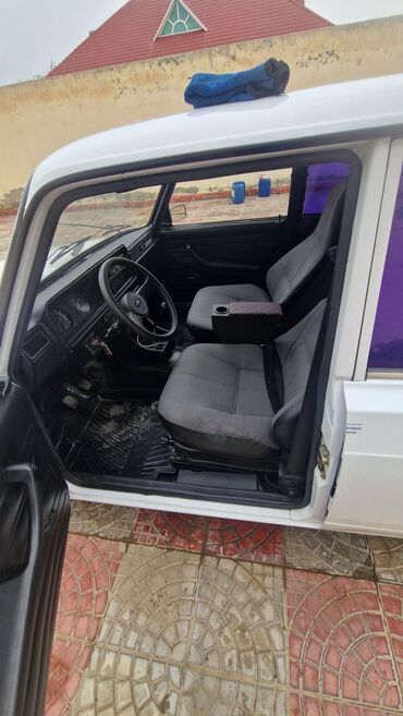 VAZ (LADA): VAZ 2107 sedan Xüsusiyyətlər: - Kuzov: 4 qapılı sedan, ağ rəng - — 14