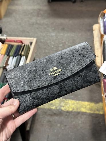 Кошелёк/клатч COACH Signature (черный) - Материал: фирменная at lalafo.kg Кошелёк/клатч COACH Signature (черный) - Материал: фирменная