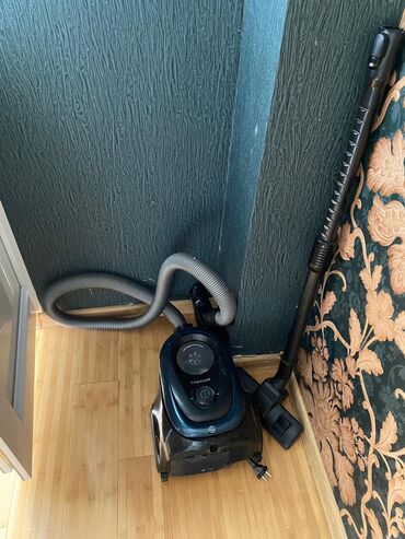 Uzunmüddətli kirayə mənzillər: Kristalin binasinda 13/3 mertebesinde 3 otaqli ev 550 azn evde bütun — 13