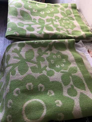 белорусские одеяла из овечьей шерсти: 2 толстых одеяла. 100% шерсть. Б/у в идеальном состоянии. Размер