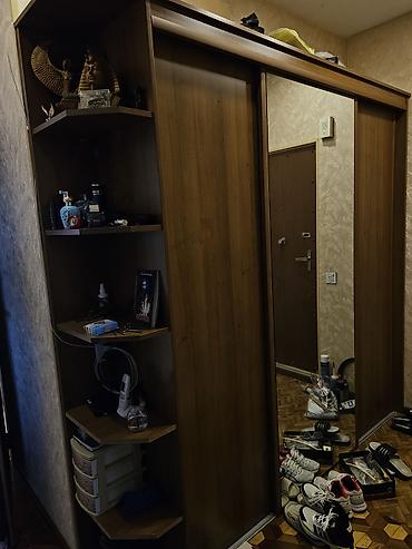 - Qonaq otağı və ya dəhliz üçün sürgülü dolab - Material: taxta