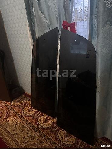 Bu iki qara rəngli panel, yuxarı hissəsi əyri formada olan, hamar və