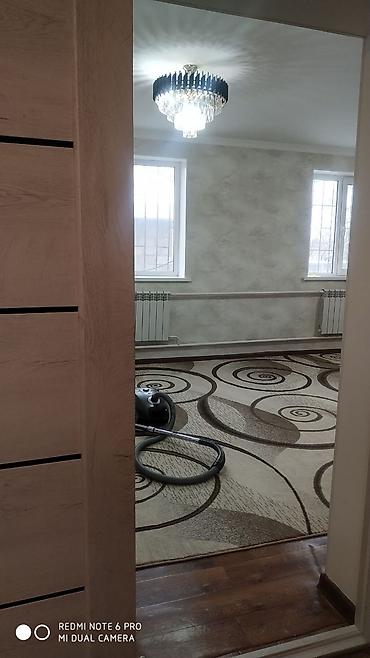 Продажа коттеджей и домов: Ак Ордо 2. Чон Аксуу көчөсүнөн үй сатылат. Үйдүн жанында 4 бөлмөлүү — 2