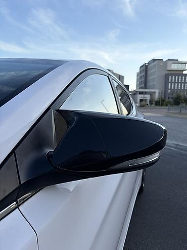 elantra hunday: Hyundai Elantra sedan – ağ rəngdə, aerodinamik kuzov dəsti ilə. Şəhər — 9