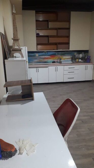 Digər kommersiya daşınmaz əmlakı: Həzi Asalanov metrosuna yaxın yerləşən ümumi sahəsi 240 kv,m olan — 8