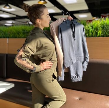 спортивный купальник с шортами: Женский спортивный костюм из двух частей, состоящий из худи и