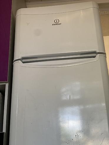 Холодильник Indesit, классический двухкамерный. - Верхняя морозильная
