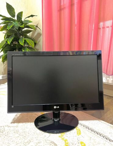 monitör: LG FLATRON E2240. Qara rengdedir. Heçbir problemi yoxdur tam işleyir