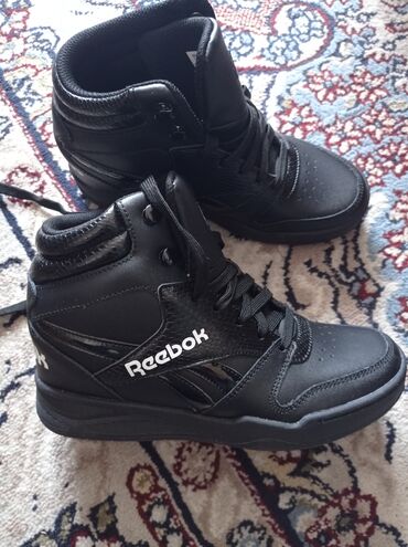 кроссовки для баскетбола: Новый- Reebok. Размер-36 Качество отличное. Подошва гелевое. Привезли