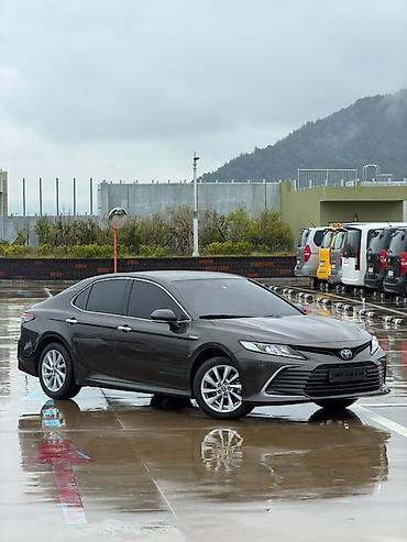 Транспорт: Toyota Camry: 2021 г., Гибрид, Седан — 6