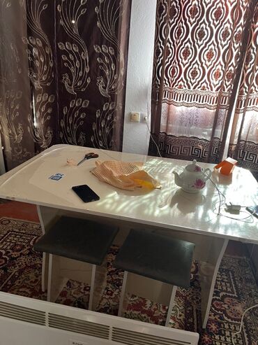 бу мебели: Кухонный стол и стул, цвет - Белый