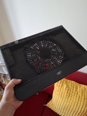 Digər kompüter aksesuarları: Deepcool markalı, qara rəngli, laptop soyuducu altlığı. Üzərində