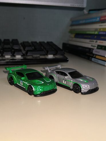 Oyuncaqlar: Hotwheels ikisi biryerde 8m tek tek 4m bozun qutsu var