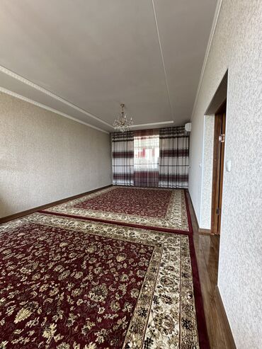 обмен частного дома на квартиру в бишкеке: 82 м², 3 комнаты, Старый ремонт Кухонная мебель