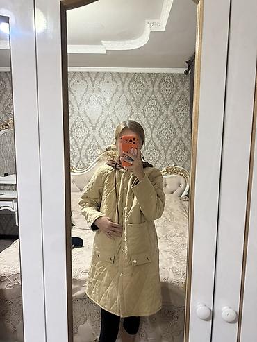 стеганое пальто: Стеганое утеплённое куртка меньше колена, бежевого цвета — 3