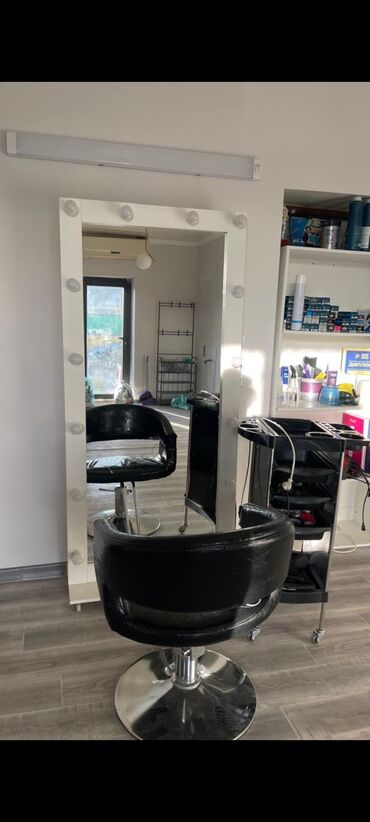 маникюрный столик: Парикмахерское оборудование Комплектация: - Зеркало в полный рост с