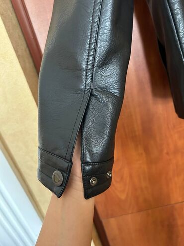 Paltolar: Qara ceket/kojanka Tebii deridendir Razmeri S Geyinilməyib (razmeri — 6