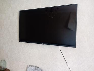 televızor: LG LED televizor, təxmini 50–55 düym ekran ölçüsü (divara asılmış) — 1