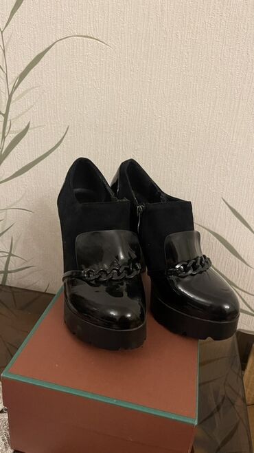 женские зимние замшевые ботфорты: Qadın ayaqqabısı – qara, qalın dabanlı, zəncir detallı - Model