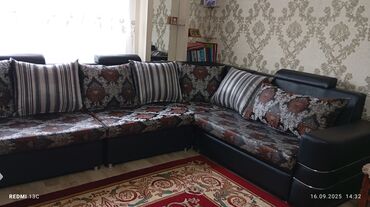 диванный уголок: Бурчу бар диван, Жастыктар менен