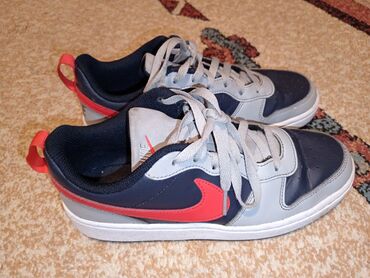 buzz patike nike tn: Prodajem patike Nike, vrlo malo nošene. Broj 40, ug 25 cm