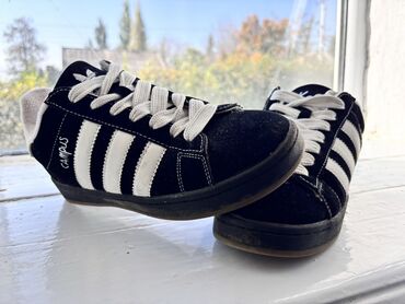 срочно продаю в связи с переездом: Мужские кроссовки, 40, Adidas Originals, Б/у, цвет - Черный, Платная доставка, Самовывоз