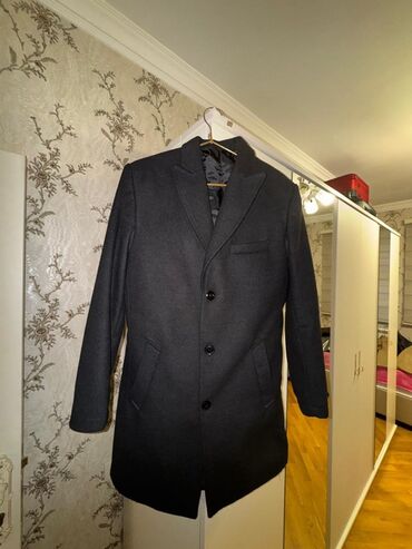 İnformatika: Kişi üçün klassik qara palto - Model: düyməli, 3 düymə - Yaxa