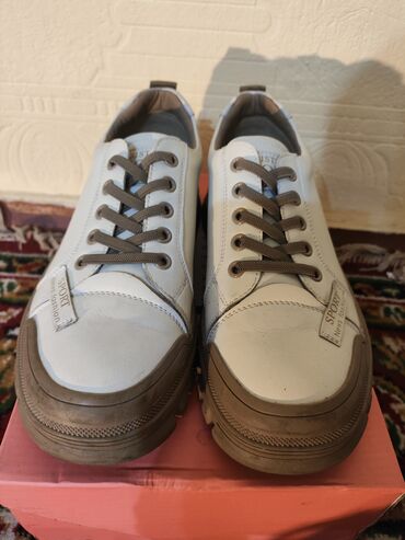 волейболный обувь: Продаю,обувь в идеальном состоянии,размер 38.5 и 39
кожа(Пекин)
