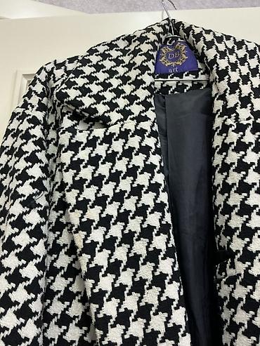 payız paltarları: Palto – qara-ağ “houndstooth” (qaz ayağı) deseni - Brend/etiket: DB — 3