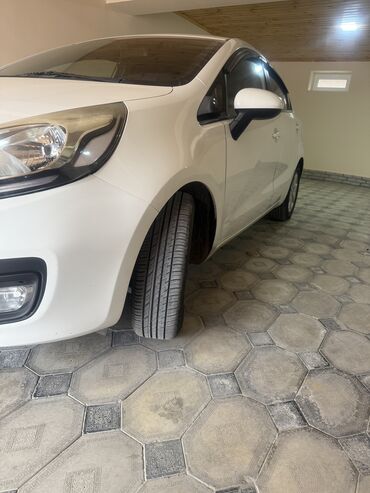 Kia: Kia Rio sedan - ağ rəng,4qpı,servizdir,bez krasqadır və bərəbər — 5
